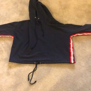 Cropped Sweatshirt Black With Red Accents